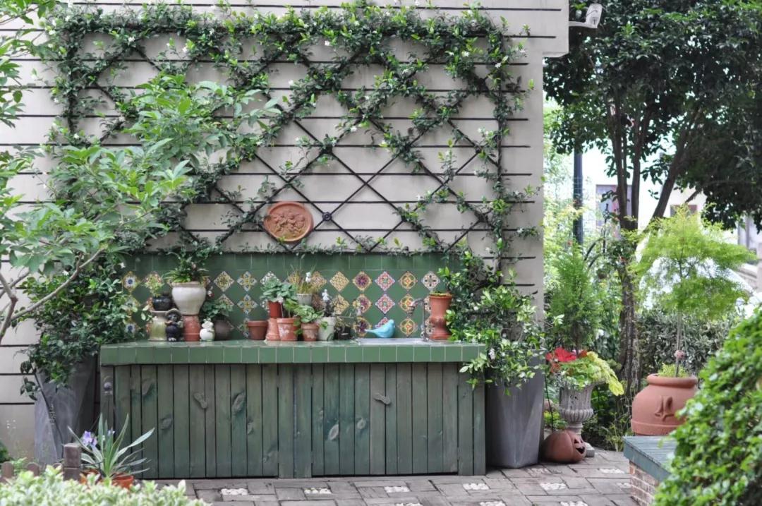 在當(dāng)年西施采花的地方，她用3年暴改房前屋后，把家安在了沒有圍墻的花園里